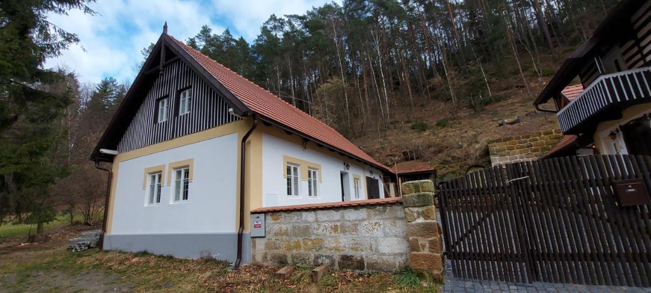 Hlucov Lesni Chalupa Kokorin Exterior foto